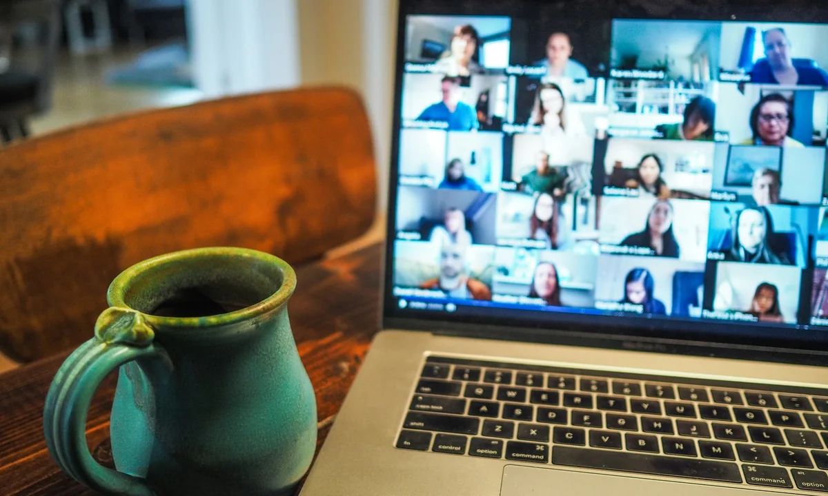 Ordenador portátil con una videollamada real en pantalla