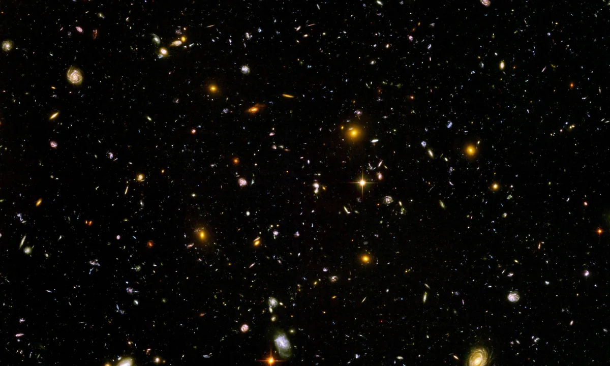Campo profundo del Hubble lleno de galaxias sobre fondo oscuro